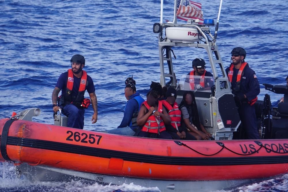 Guardia Costera de Estados Unidos durante un rescate cerca de la isla de Mona en 2022 (archivo)