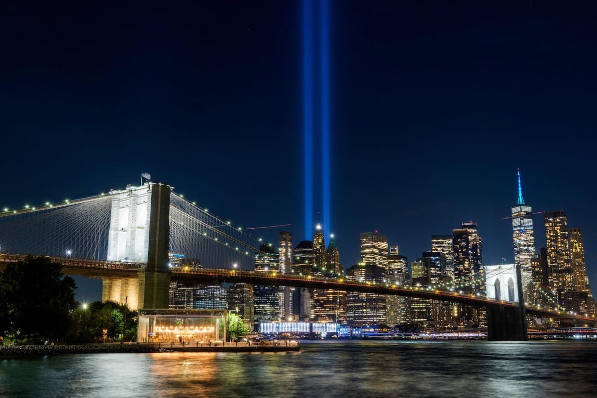 Luces conmemorativas del 11-S junto al perfil de Nueva York; imagen de contexto del homenaje, no una reconstrucción física de las torres.