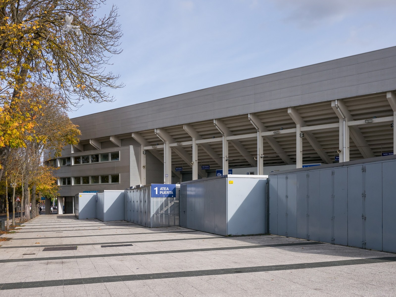 Exterior del estadio de Mendizorroza, escenario del triunfo de Atlético de Madrid ante Alavés. Fotografía de archivo del 19 de noviembre de 2016: Basotxerri / Wikimedia Commons, CC BY-SA 4.0. Sin modificaciones.