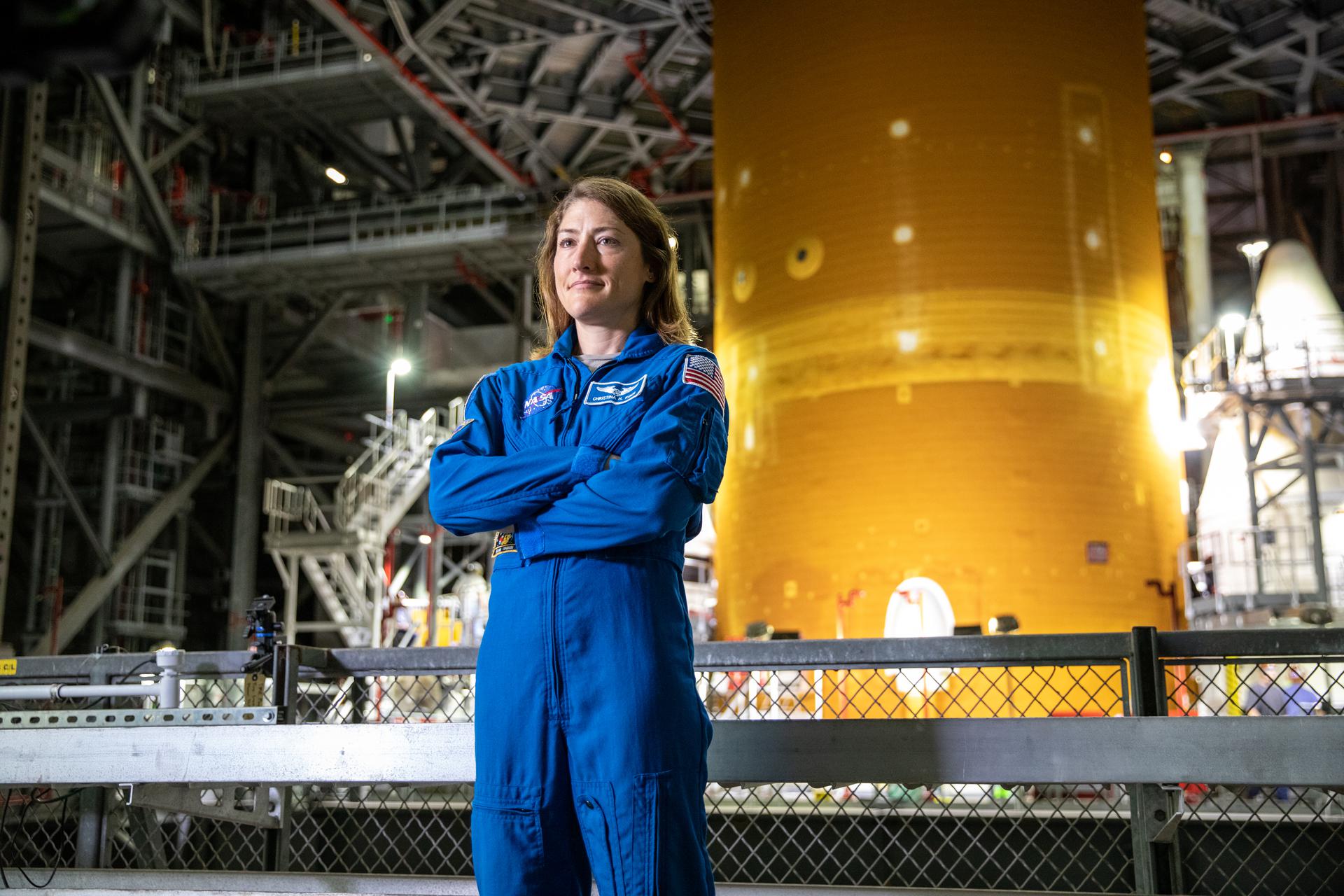 Christina Koch frente al cohete SLS en el edificio de ensamblaje del Centro Espacial Kennedy el 14 de julio de 2021. Fotografía de archivo difundida por NASA con el anuncio de octubre de 2026.