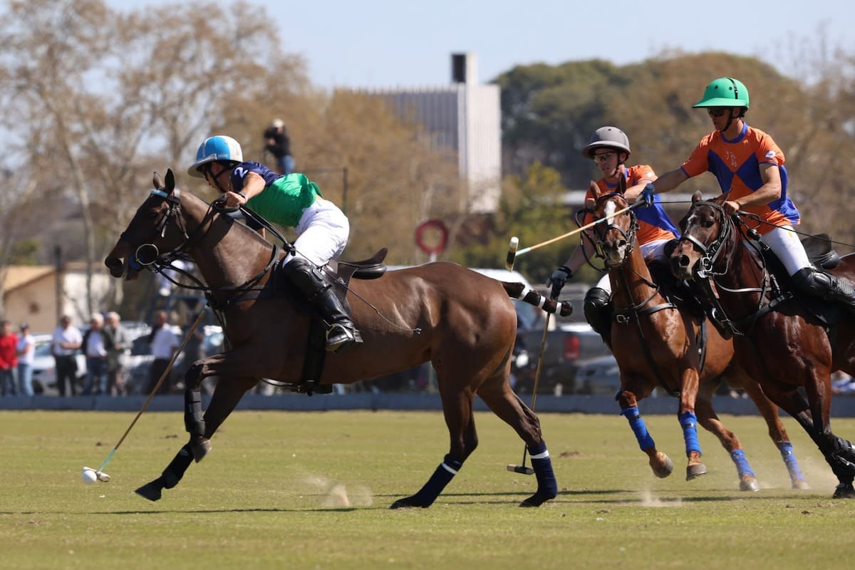 Poroto Cambiaso conduce la bocha en el partido del Abierto del Jockey Club.