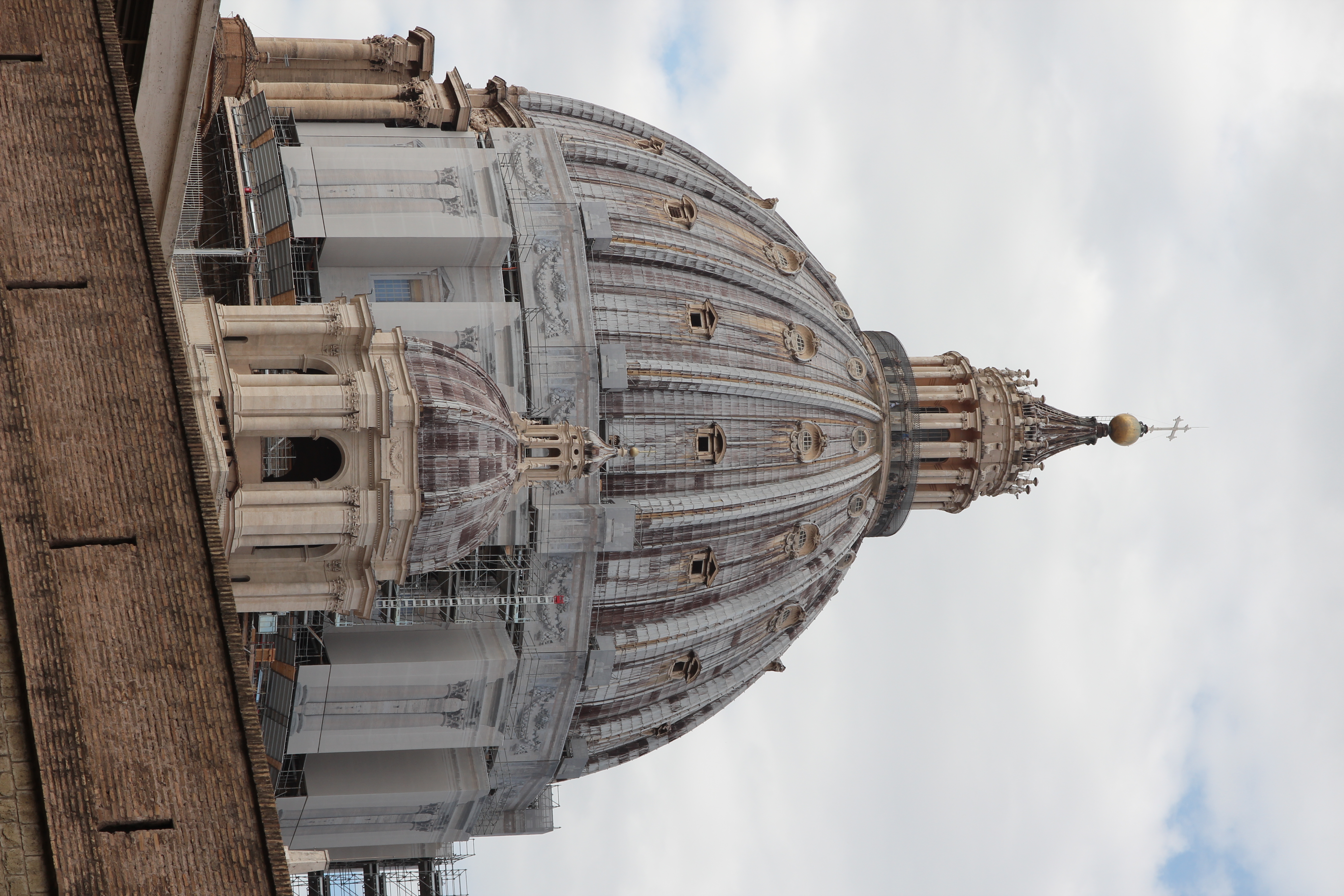 La cúpula de la basílica de San Pedro, vinculada a la obra de Miguel Ángel y a la institución que encargó Michelangelus. Fotografía de archivo del 25 de septiembre de 2020.