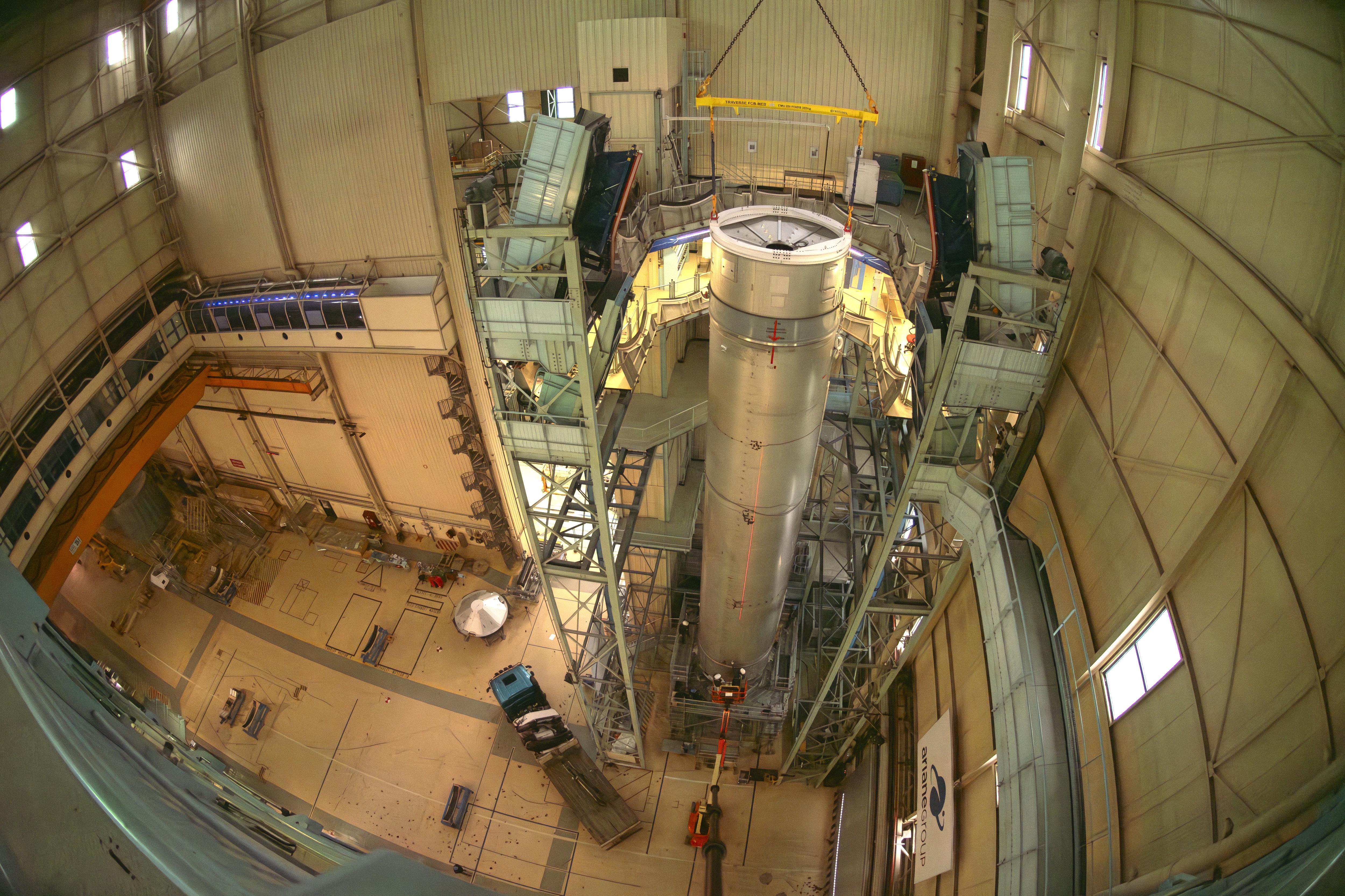 Archivo de diciembre de 2024: el demostrador Themis T1H dentro de la sala de integración de ArianeGroup en Les Mureaux, Francia, durante la comprobación de encaje de sus secciones.