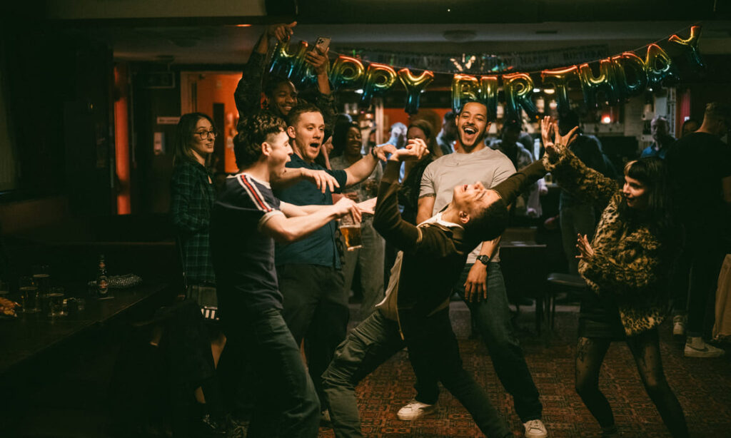 Fotograma de I See Buildings Fall Like Lightning: un grupo de amigos celebra un cumpleaños. Imagen de la película, no de la ceremonia de premiación.