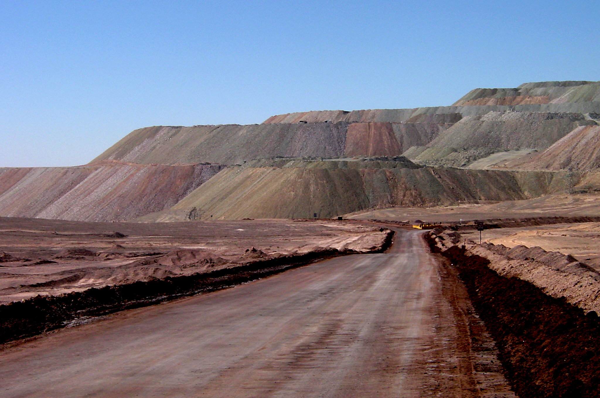 Vista de una escombrera y caminos de la mina Escondida, en la región chilena de Antofagasta. Archivo del 25 de marzo de 2005; no representa el estado de las instalaciones en 2026.