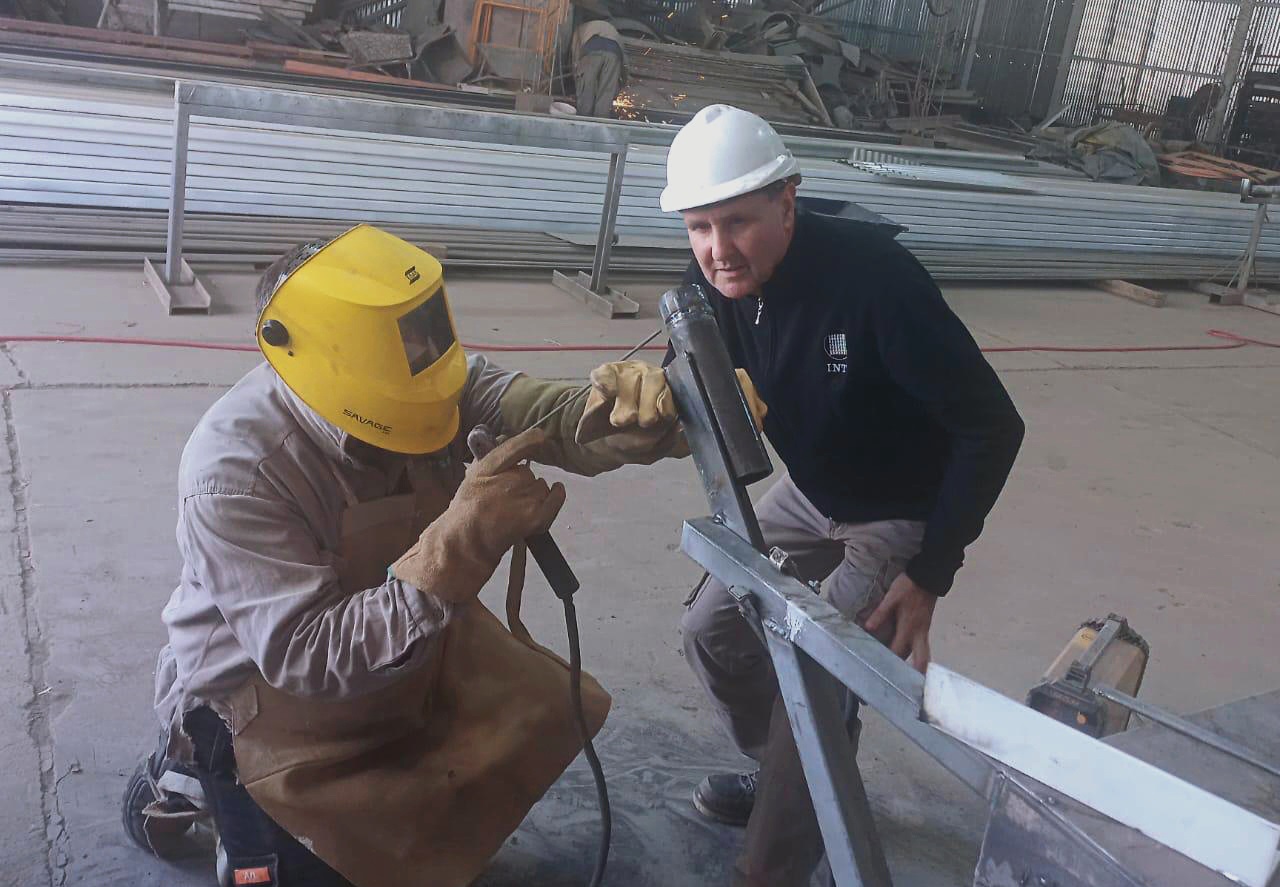 Capacitación práctica de soldadura con acompañamiento técnico del INTI en Catamarca. Fotografía difundida el 28 de octubre de 2026, sin fecha de toma informada; no corresponde a la futura actividad de noviembre.