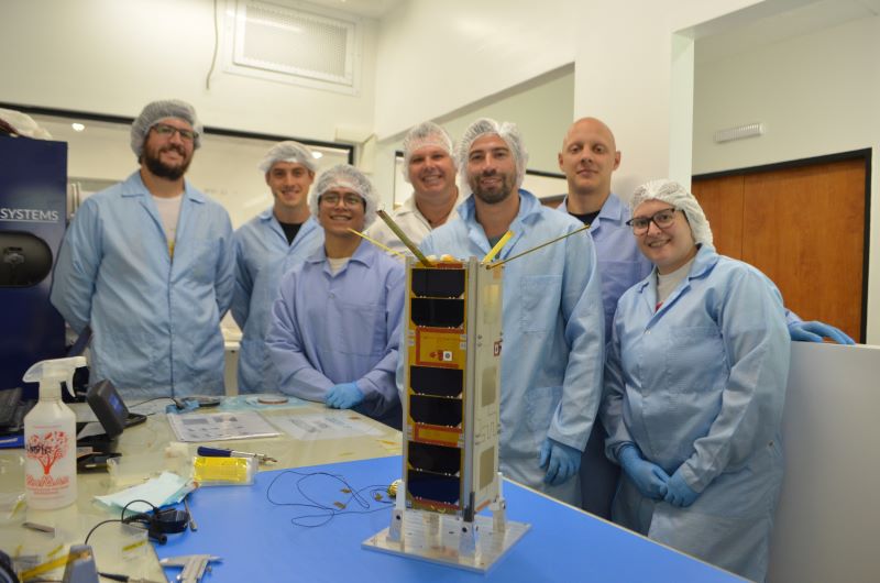 Integrantes del equipo junto al USAT 1 en laboratorio, en una fotografía de archivo publicada en julio de 2026.