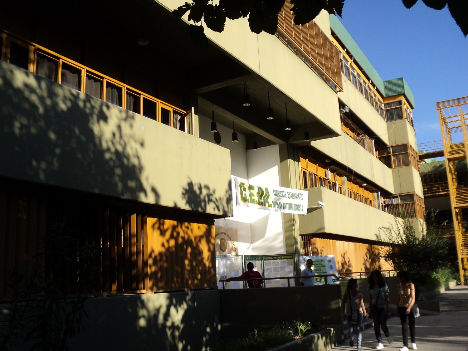 Acceso principal de la Facultad de Ciencias Exactas, Físicas y Naturales de la UNSJ, en el CUIM de Rivadavia. Foto de archivo de 2010; no corresponde al comienzo del curso de octubre de 2026.
