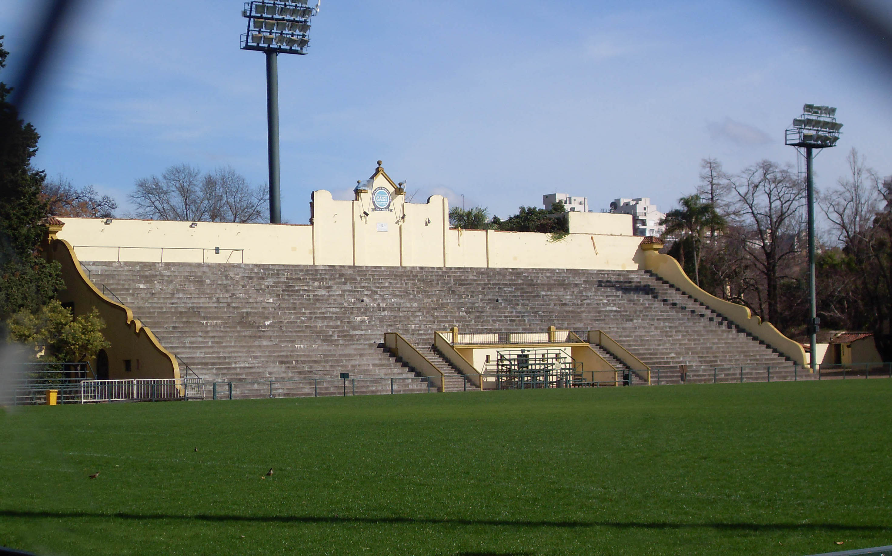 Tribuna principal del estadio del CASI en una fotografía de archivo; no corresponde a la cancha del SIC donde se disputó el clásico.