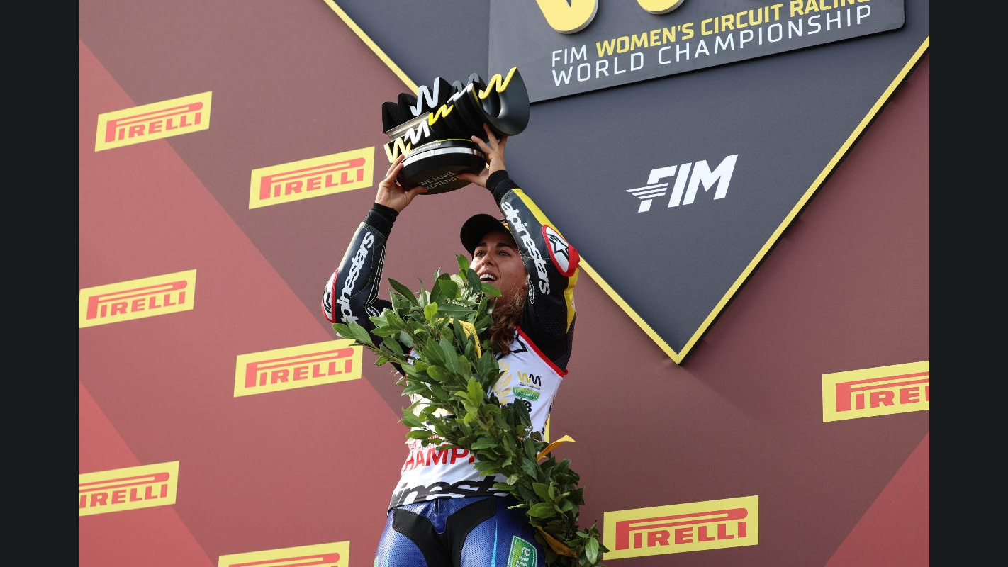 María Herrera alza el trofeo WorldWCR con laureles y uniforme Terra & Vita. Imagen difundida oficialmente el 17 de octubre de 2026; no consta fecha de captura independiente.