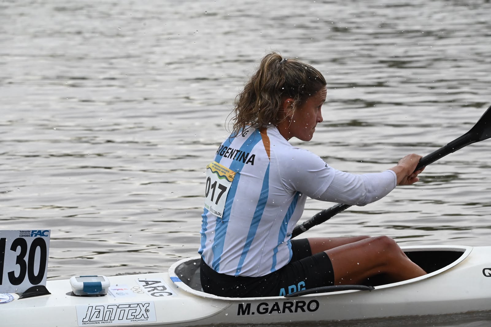 Magdalena Garro en su kayak durante el Mundial de Canotaje Maratón de Gualeguaychú 2026. Fotografía difundida por Deportes de la Nación el 24 de octubre; fecha exacta de captura no informada.
