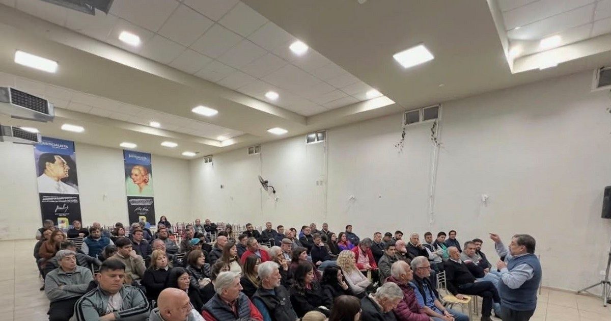Asistentes a una charla sobre minería y ambiente en San Juan