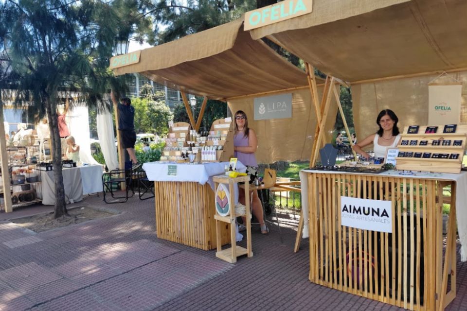 Puestos de la Ecoferia Ofelia, incluido un espacio de cosmética y cuidado personal. Fotografía de archivo difundida por la agenda oficial de Buenos Aires para anunciar las jornadas del 10 y 11 de octubre de 2026; fecha de toma no informada.