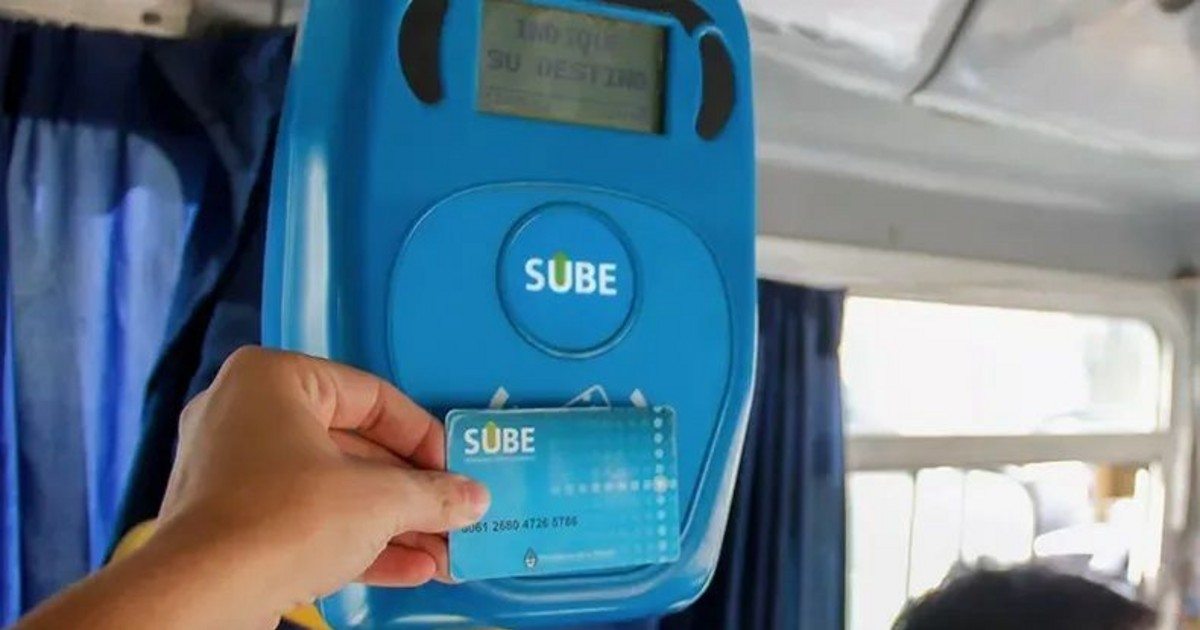 Una mano acerca una tarjeta SUBE a un lector dentro de un colectivo; imagen de archivo.