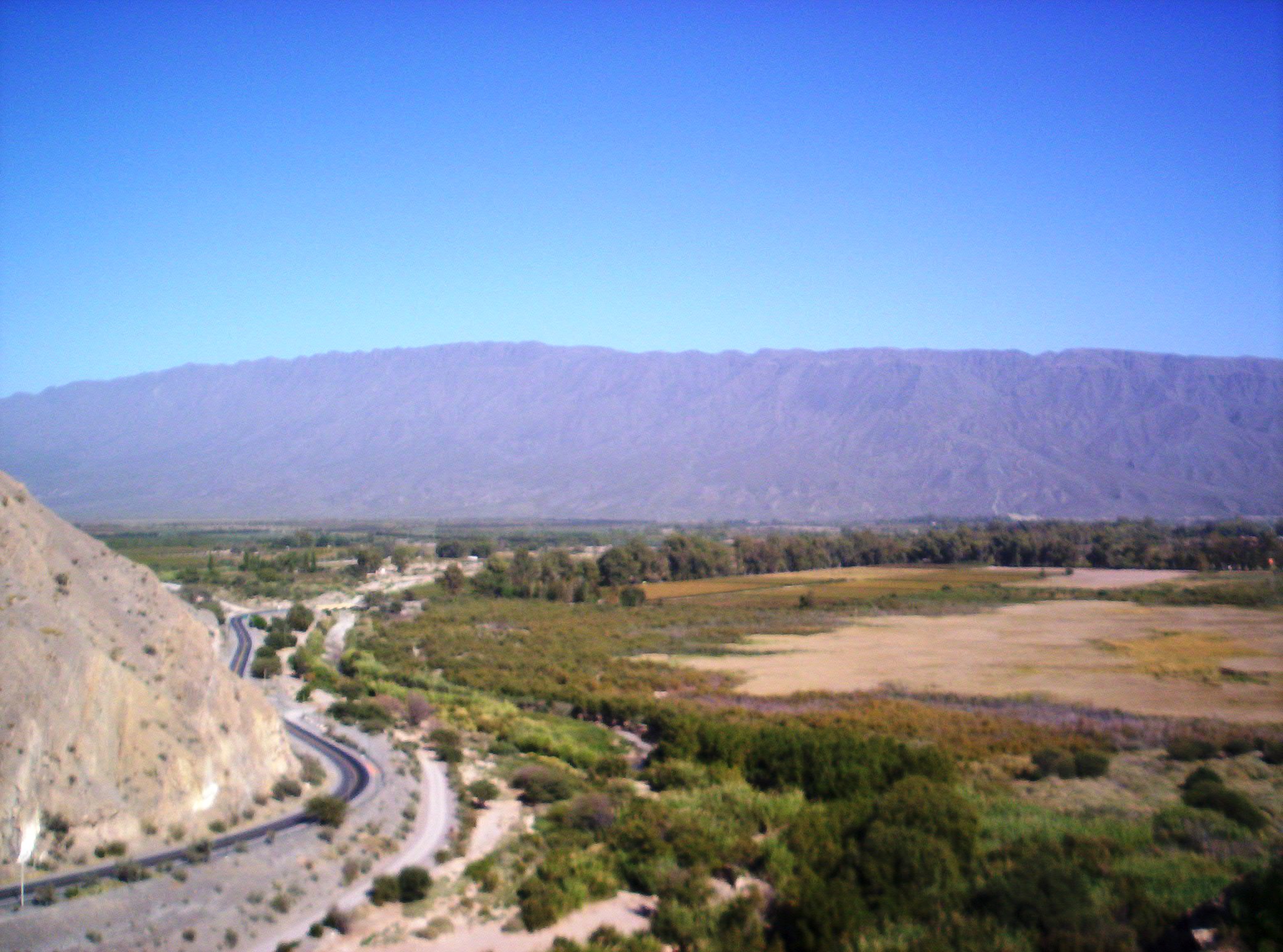 Valle de Zonda junto a la reserva Parque Presidente Sarmiento, San Juan. Fotografía de archivo de José Paz: los metadatos de cámara indican el 25 de abril de 2009. No registra el festival de 2026 ni el estado actual del humedal.
