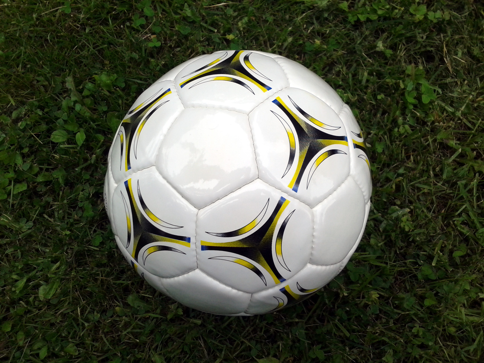 Pelota de fútbol sobre césped; fotografía de archivo de 2014 utilizada como ilustración, ajena a los partidos de Jáchal.