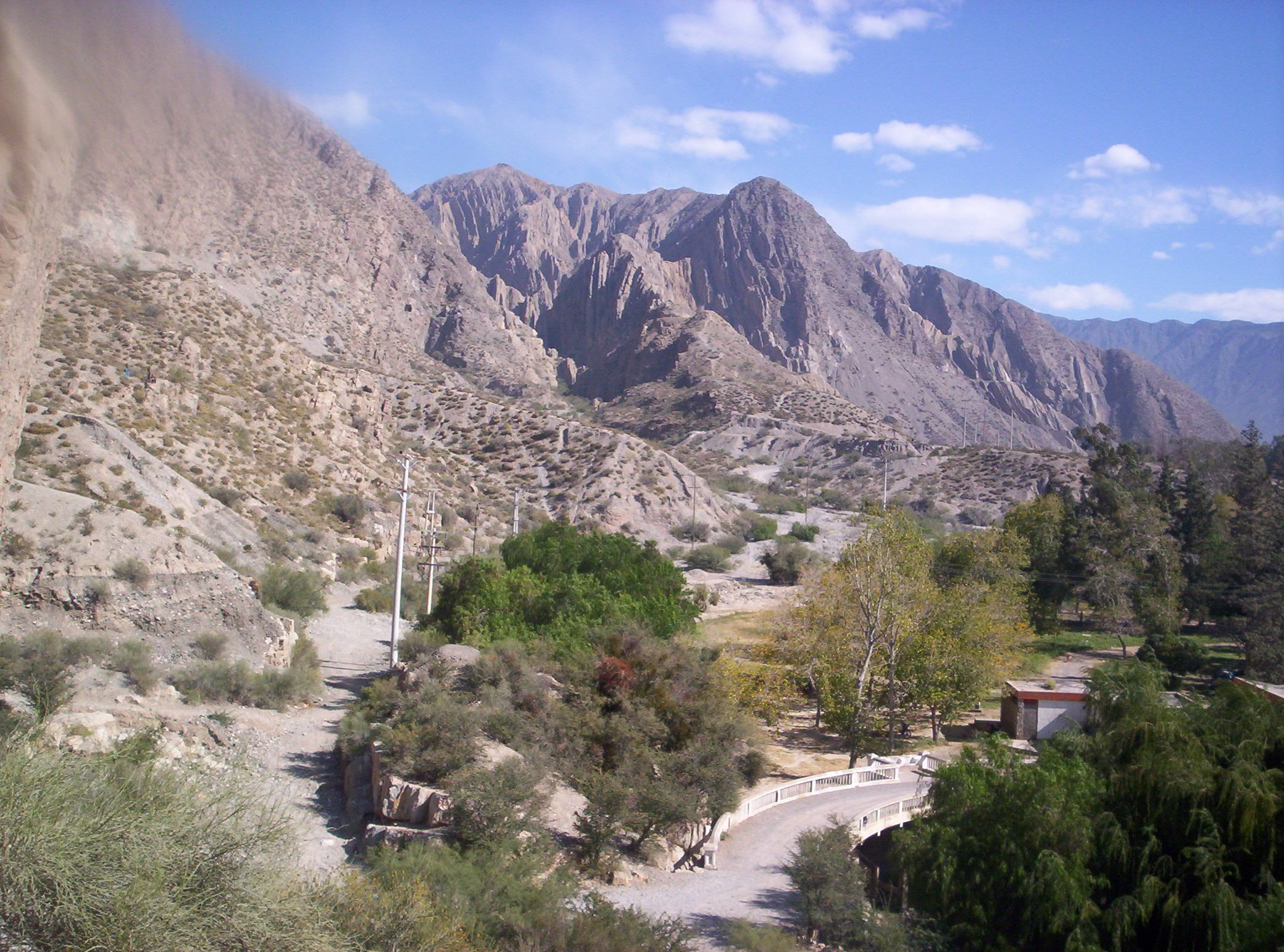 Vista de archivo de la Quebrada de Zonda y sus senderos en Rivadavia, San Juan, fotografiada por EagLau el 13 de febrero de 2008; no muestra el estado actual de las obras.
