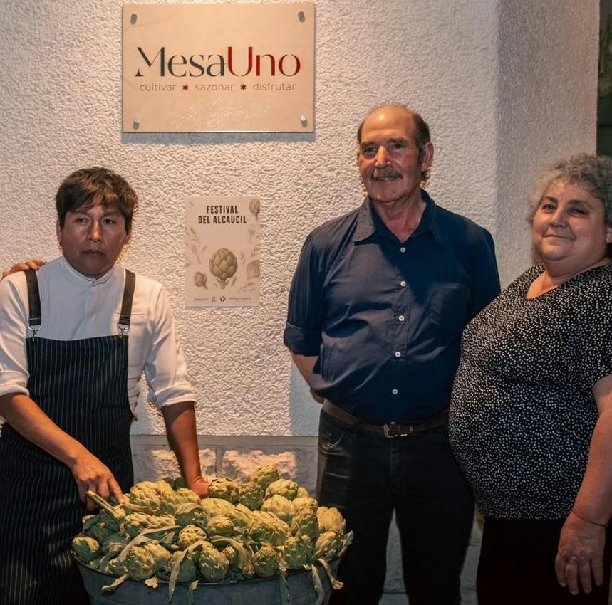 El cocinero Alfredo Morales junto a alcauciles destinados al festival de Mesa Uno
