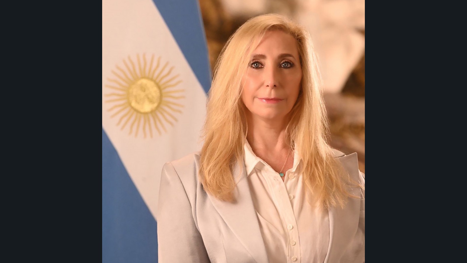 Retrato oficial de Karina Milei correspondiente a 2024, según la ficha de Wikimedia Commons. Imagen de archivo de la titular de la Secretaría General; no registra la firma del decreto. Fotografía completa con márgenes laterales oscuros.