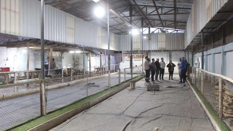 Instalaciones del Club Belgrano de Caucete con un grupo de personas junto a las canchas, en la foto difundida por Prensa Deporte el 23/10/2026. No muestra una pista sintética inaugurada.
