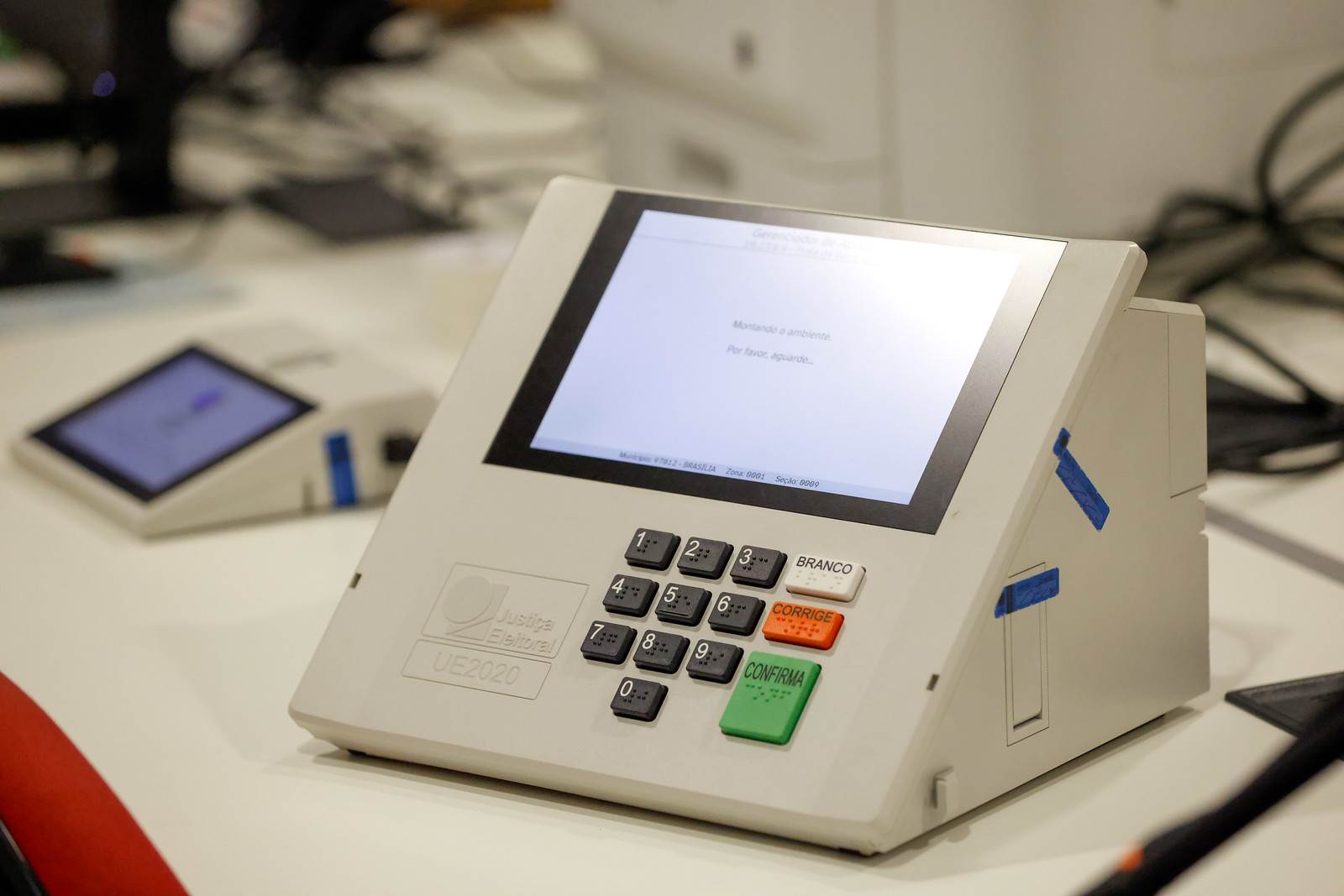 Urna electrónica preparada para el Teste de Integridade durante la ceremonia de sellado del Museo del Voto, Brasilia, 24 de octubre de 2026.