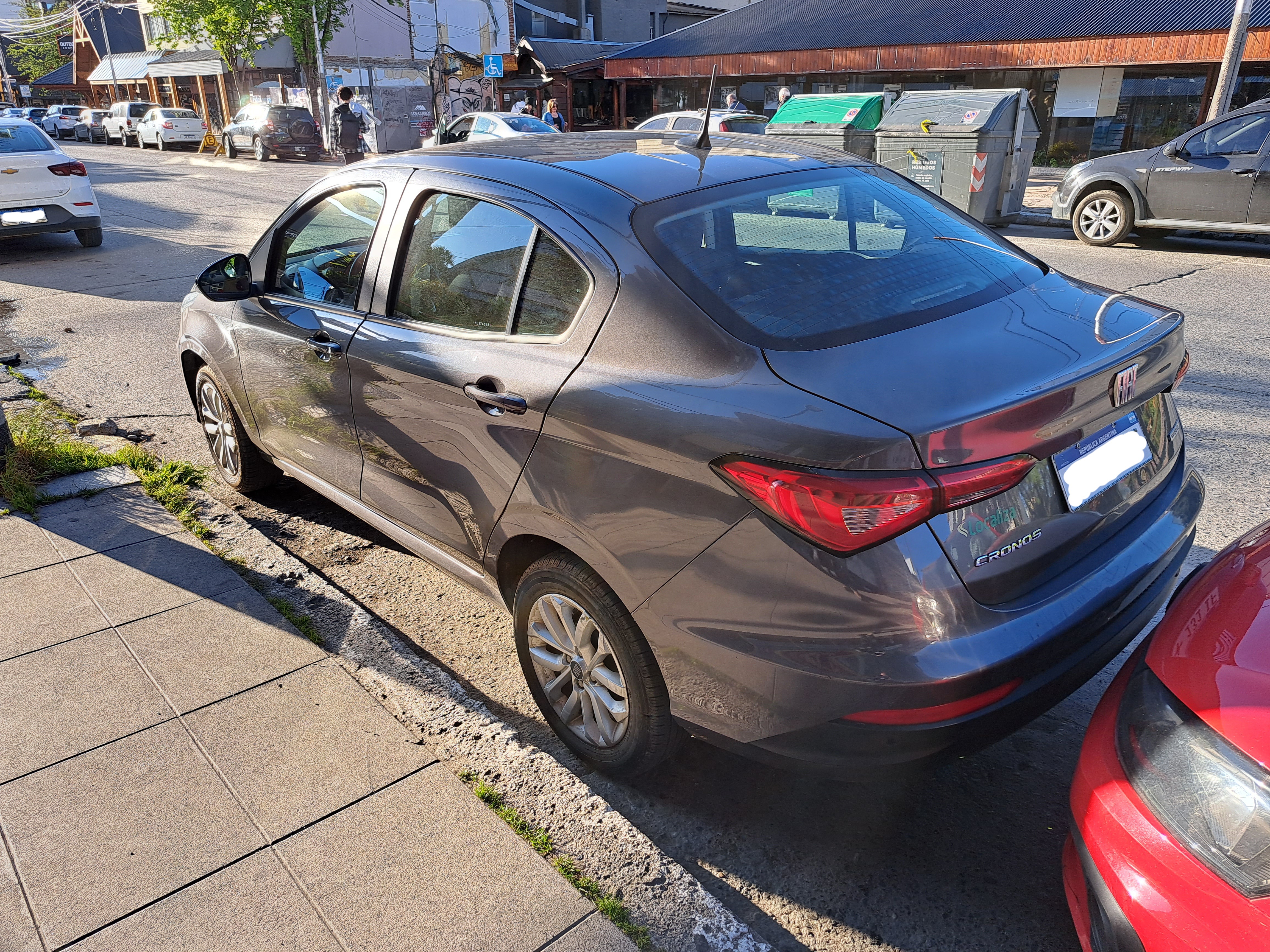 Fiat Cronos estacionado en Bariloche. Fotografía de archivo del 9 de noviembre de 2023, ilustrativa del mercado automotor; no corresponde a San Juan ni al período informado.