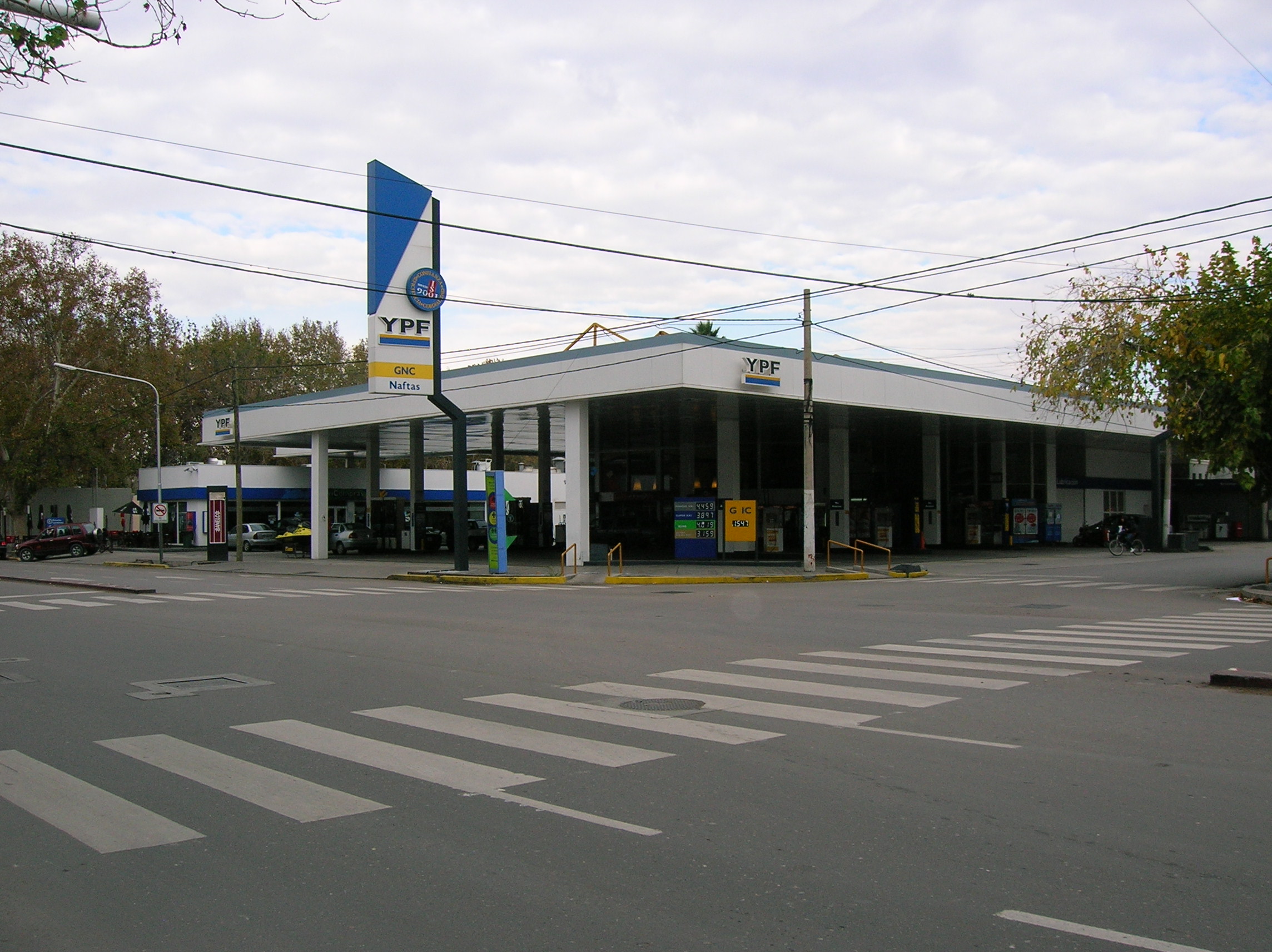 Estación YPF de avenida Libertador en Rivadavia, San Juan. Archivo del 16 de mayo de 2010; no documenta el autodespacho ni confirma que esta sucursal lo ofrezca.
