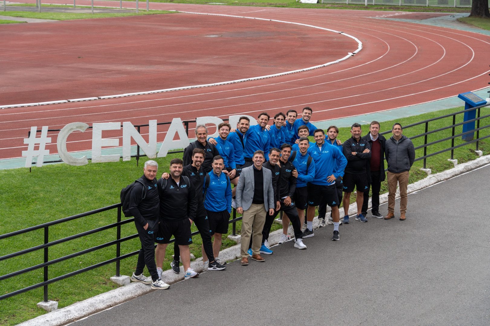 La delegación argentina masculina de hockey sobre patines posa en el CeNARD antes de viajar a Asunción, en una foto publicada el 9 de octubre de 2026. No corresponde al partido ante Francia.