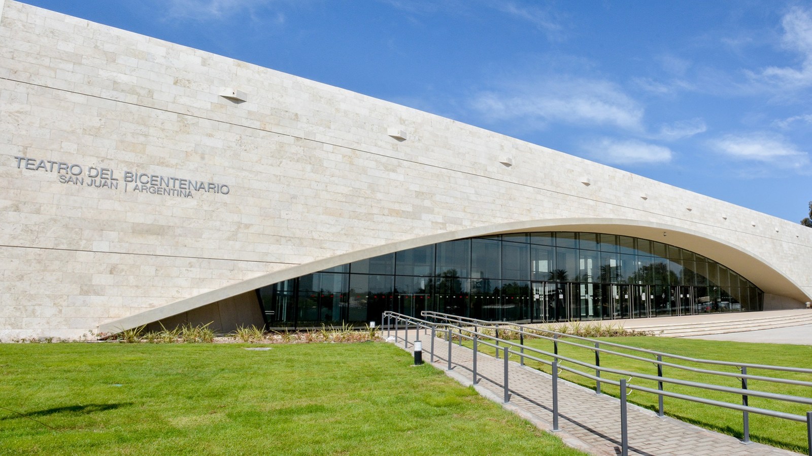 Fachada del Teatro del Bicentenario de San Juan. Fotografía de archivo del edificio; no corresponde al concierto de Mama Ordán.