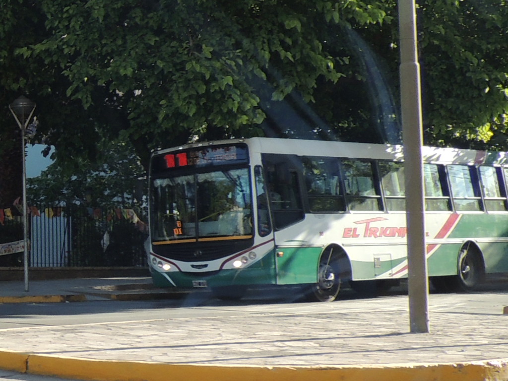 Colectivo de la antigua línea 11 en una calle de la ciudad de San Juan. Imagen de archivo de octubre de 2016.