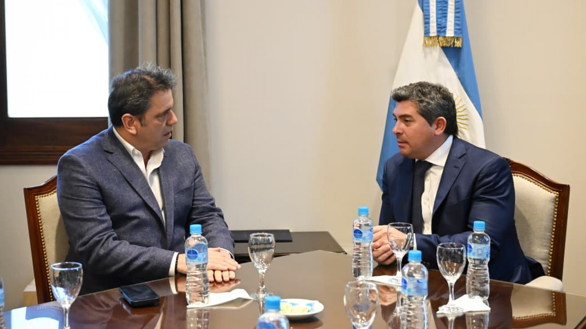 Marcelo Orrego, a la derecha, durante una reunión con Lisandro Catalán en la Gobernación de San Juan. Archivo de septiembre de 2025, como contexto del Ejecutivo que envió el proyecto; no muestra el debate legislativo ni el depósito de vehículos.