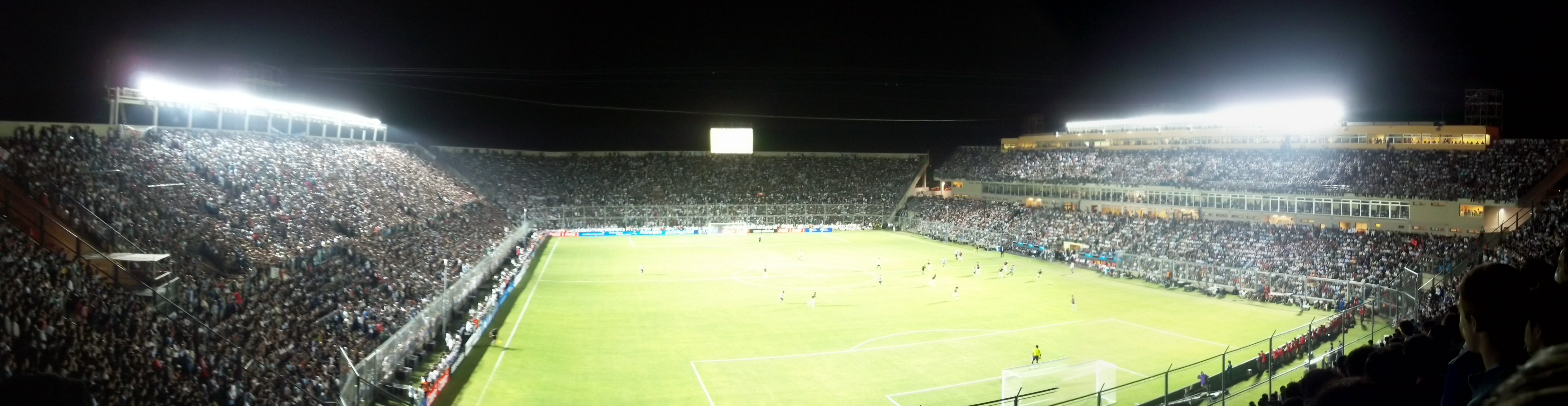 Vista nocturna del Estadio San Juan del Bicentenario, en Pocito. Fotografía de archivo del 16 de marzo de 2011; no corresponde al partido Alianza–López Peláez de 2026.