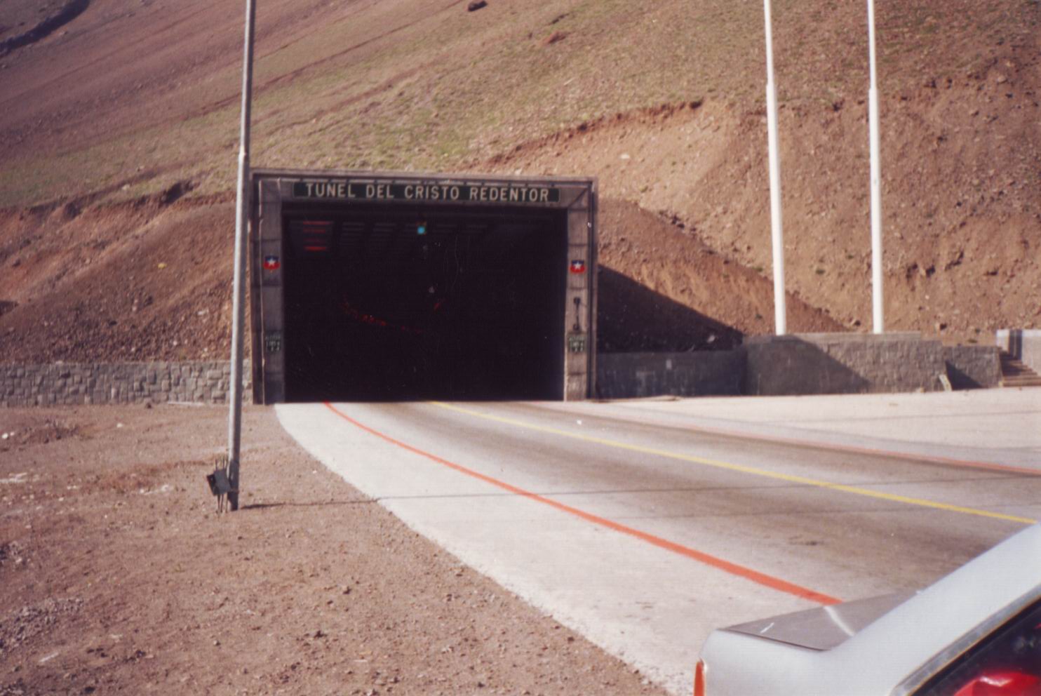 Entrada chilena del túnel Cristo Redentor, fotografiada por Nelson Pérez. Archivo publicado originalmente en Panoramio el11/02/2011; fecha exacta de toma no precisada. No muestra el estado meteorológico ni el tránsito del21/10/2026.