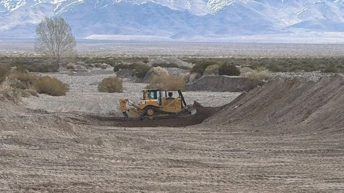 Maquinaria trabajando junto al cauce del río San Juan, fotografía publicada por 0264 Noticias.