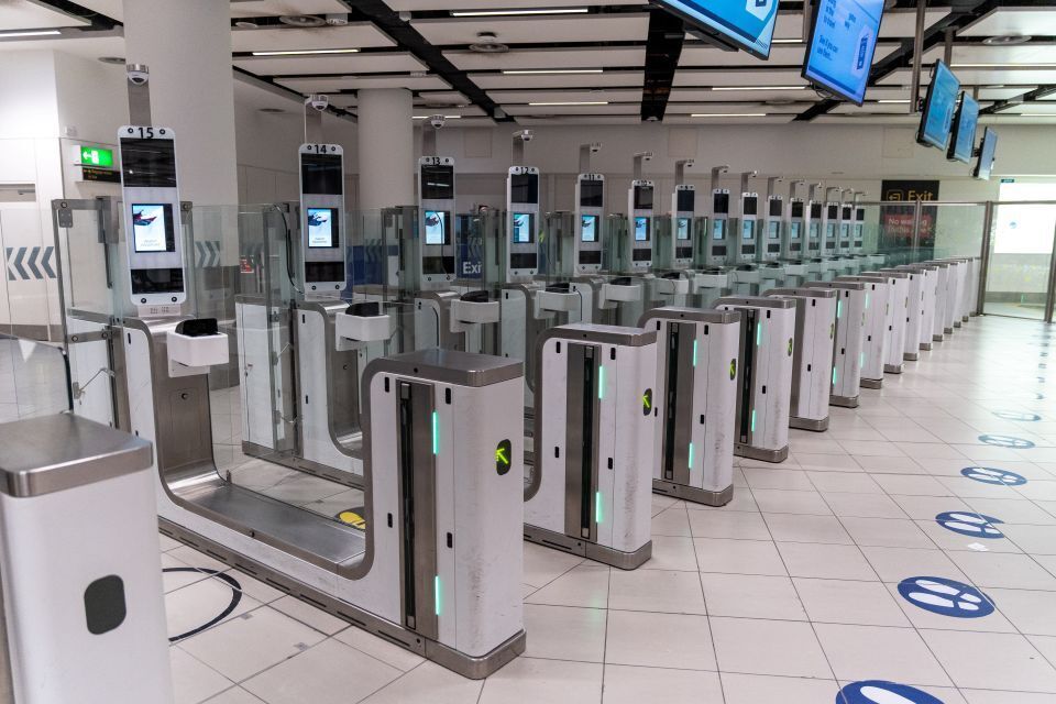 Fila de puertas automáticas eGates de control fronterizo, en una fotografía de archivo publicada por Home Office. La fuente no informa lugar ni fecha de toma.