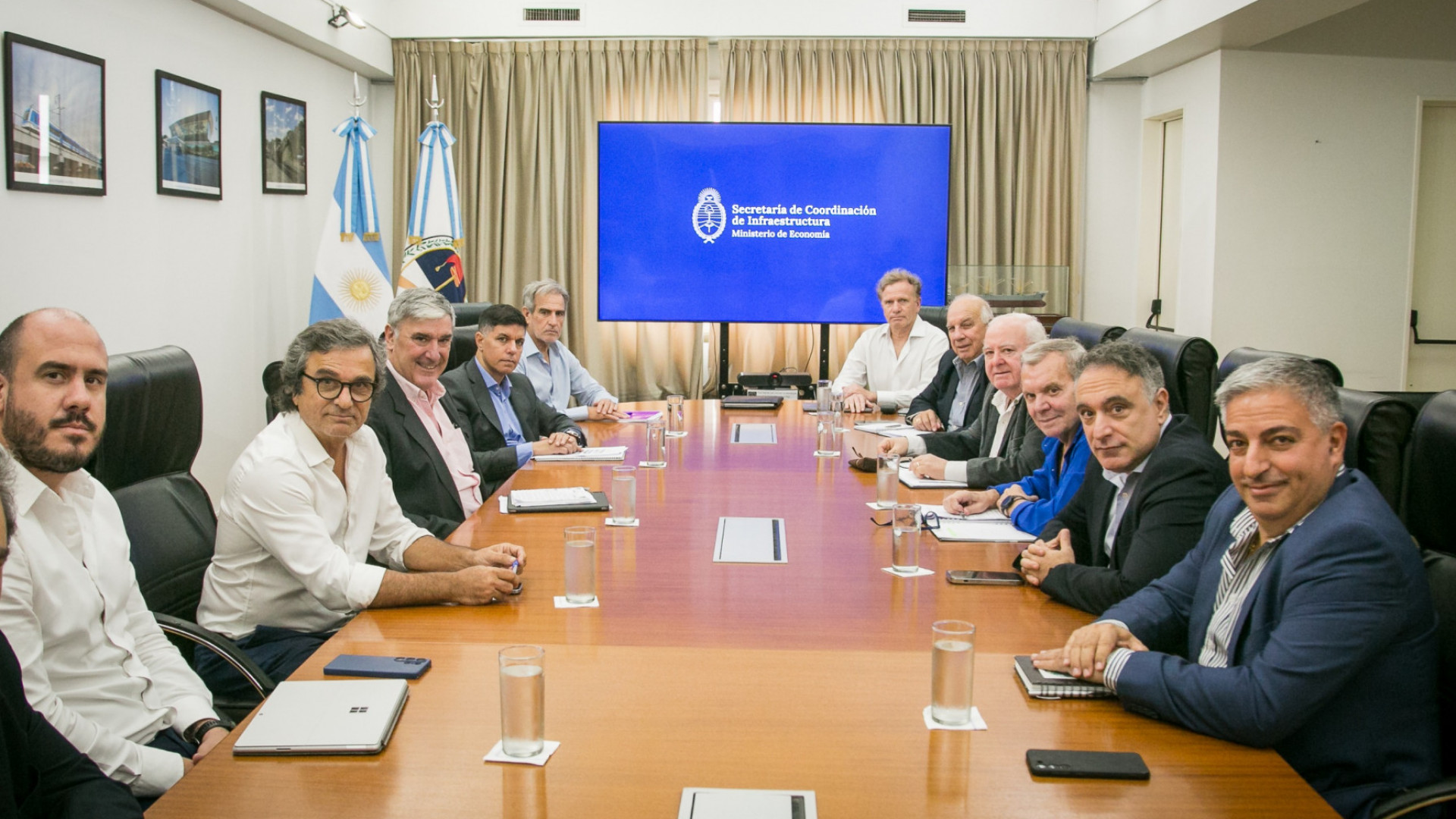 Foto de archivo del 14 de abril de 2026: autoridades nacionales y representantes de las cámaras de transporte reunidos alrededor de una mesa. No corresponde al encuentro del 20 de octubre.