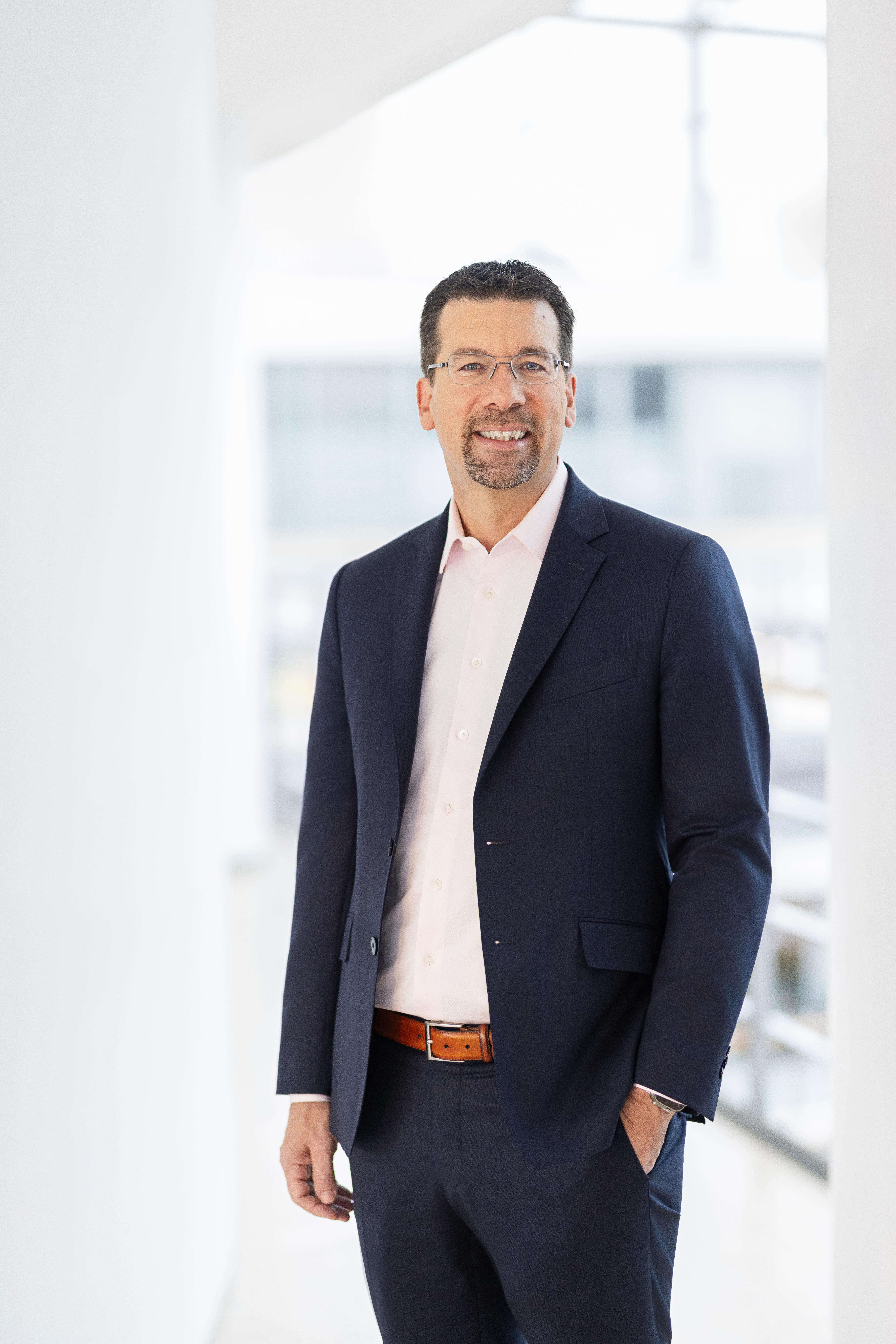 Retrato corporativo de Mark Dorn, vicepresidente ejecutivo a cargo de Henkel Adhesive Technologies, división que incorporó a Stahl el 1 de octubre de 2026. Fotografía de archivo de 2025; no corresponde al acto de cierre.