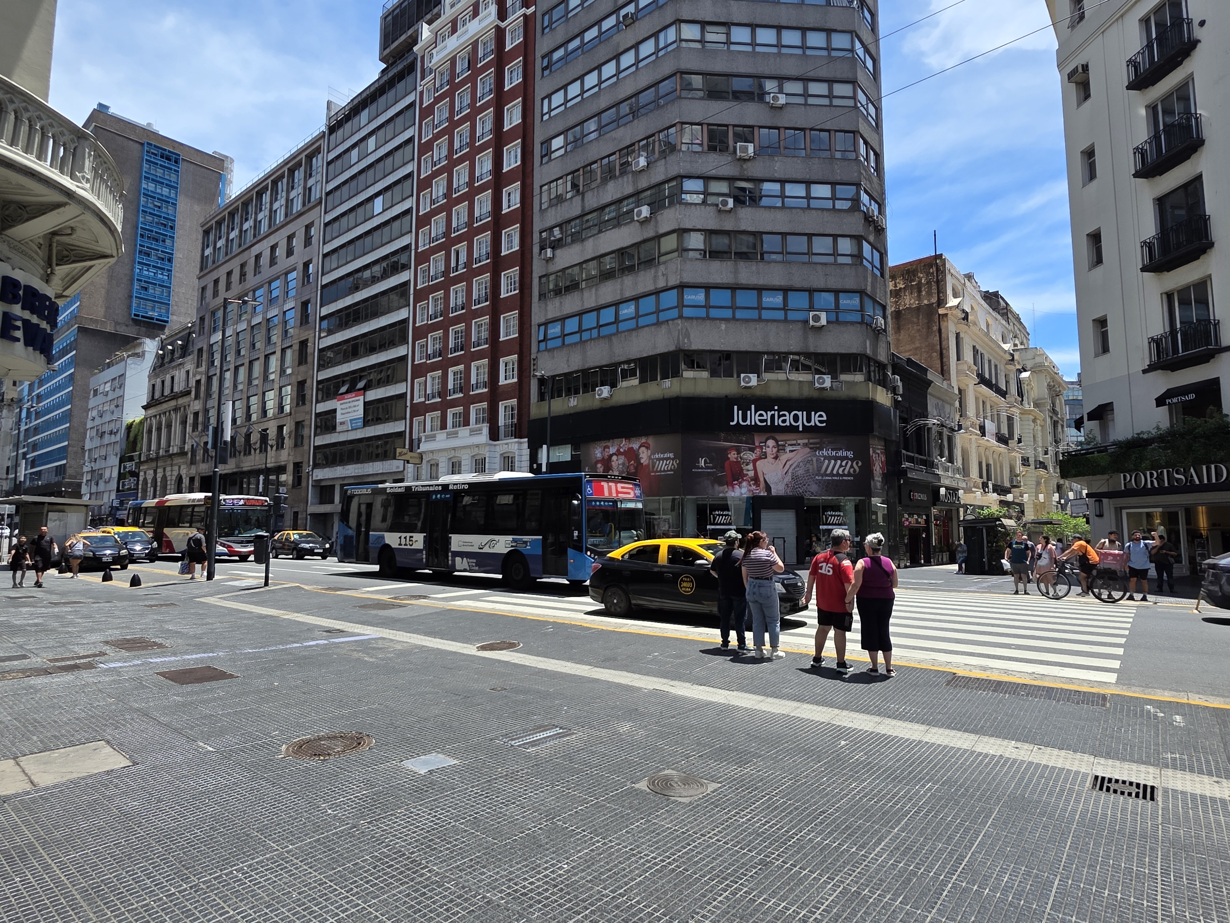 Comercios y peatones en la zona de calle Florida, Buenos Aires. Fotografía de archivo del 21 de diciembre de 2025.