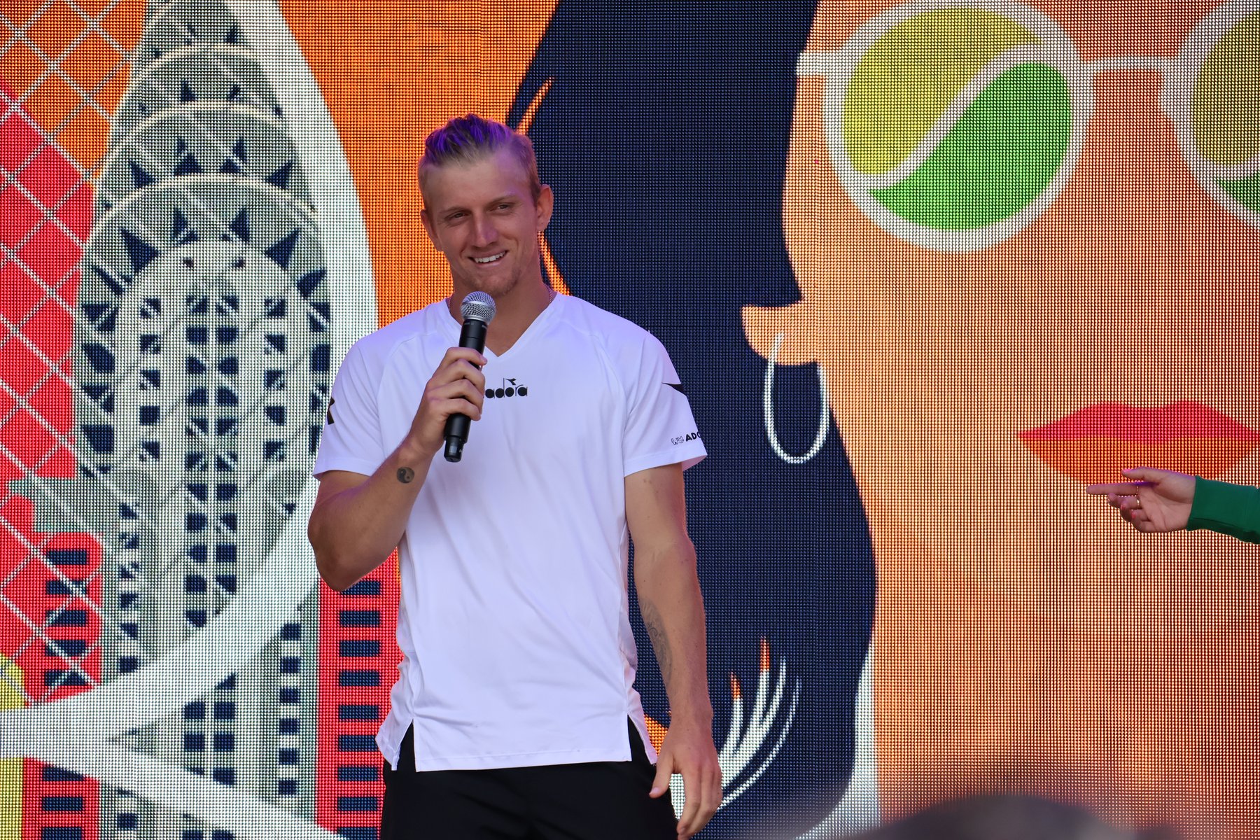 Alejandro Davidovich Fokina habla sobre un escenario antes del US Open, el 22 de agosto de 2023. Fotografía de archivo; no corresponde al partido de Shanghái de 2026.
