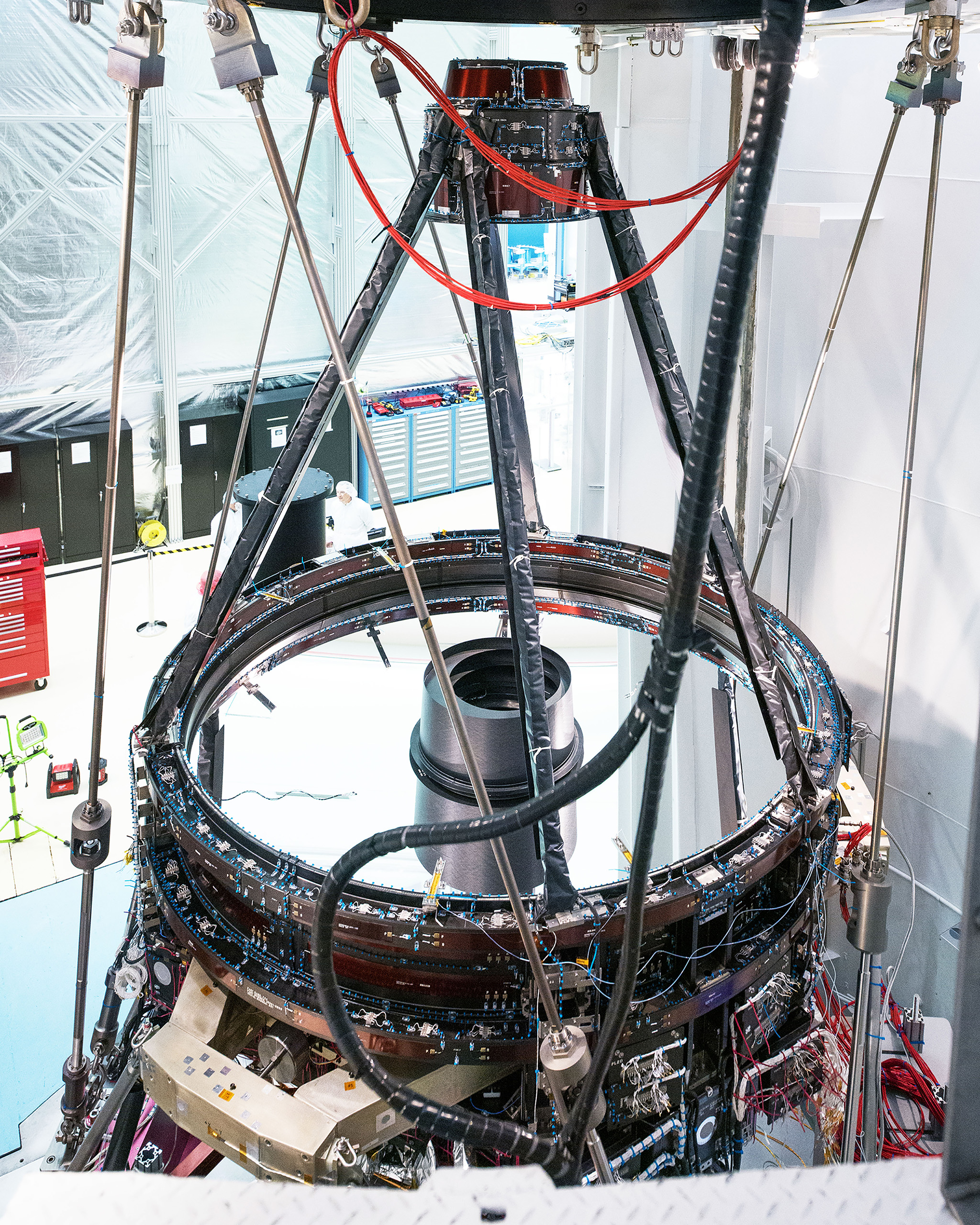 Sistema óptico del telescopio Roman en las instalaciones de L3Harris, fotografiado el 1 de abril de 2024.