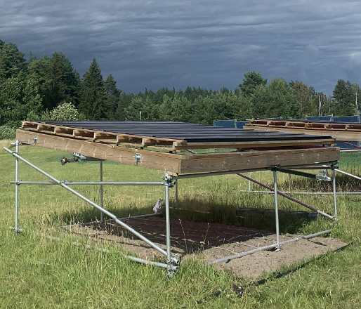 Archivo de 2024: estructura elevada con paneles solares del prototipo experimental de Kärrbo Prästgård, Suecia. Fotografía de la figura 2G del estudio Nexus de 2025.