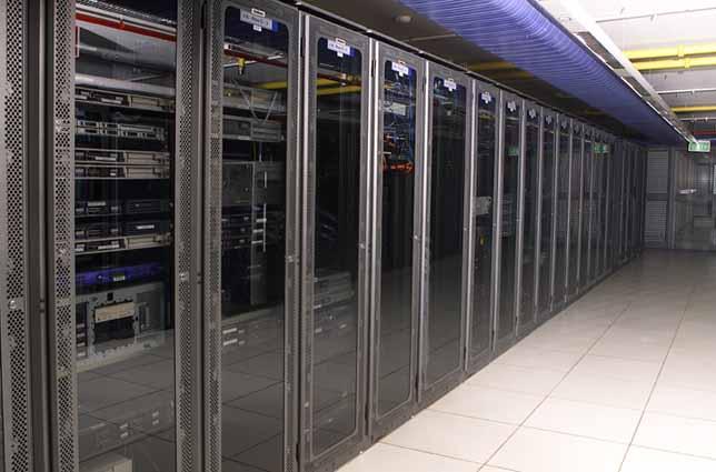 Racks de servidores en un centro de datos, fotografía real de archivo utilizada como contexto tecnológico; no corresponde a Anthropic ni al anuncio de Amodei.