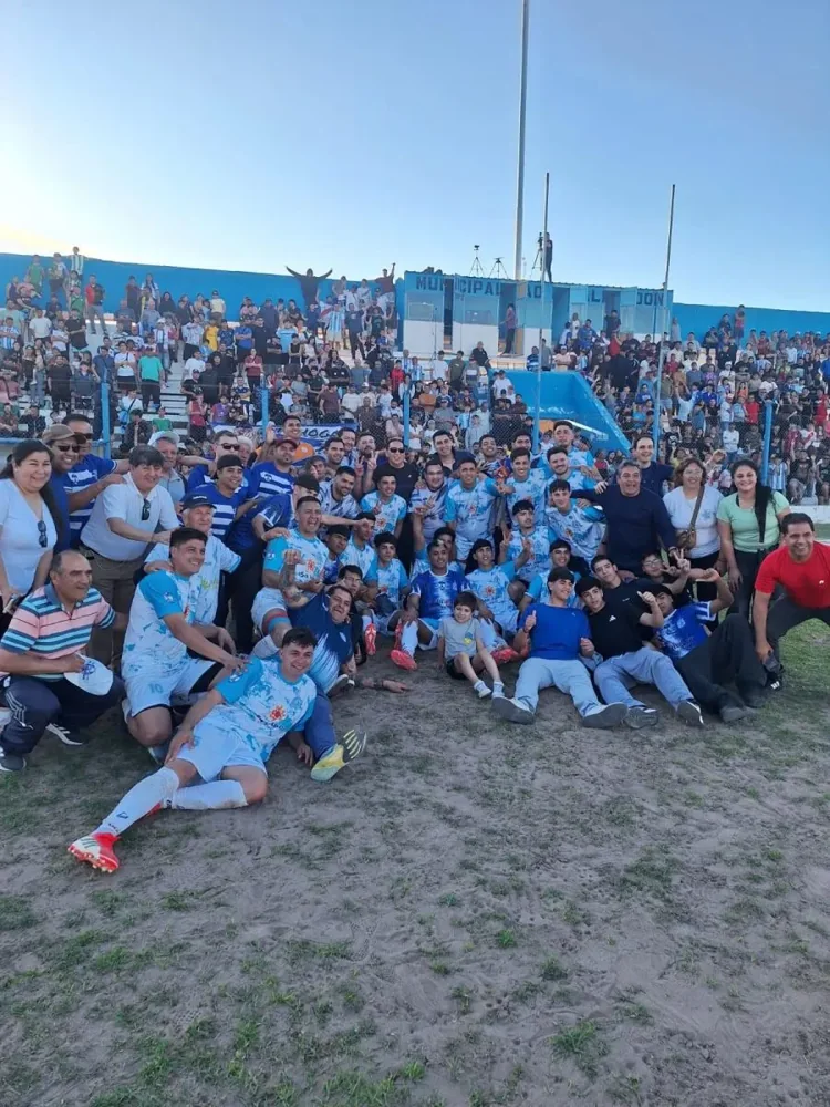 Jugadores e hinchas del seleccionado Albardón-Angaco reunidos en Campo Afuera tras la clasificación.