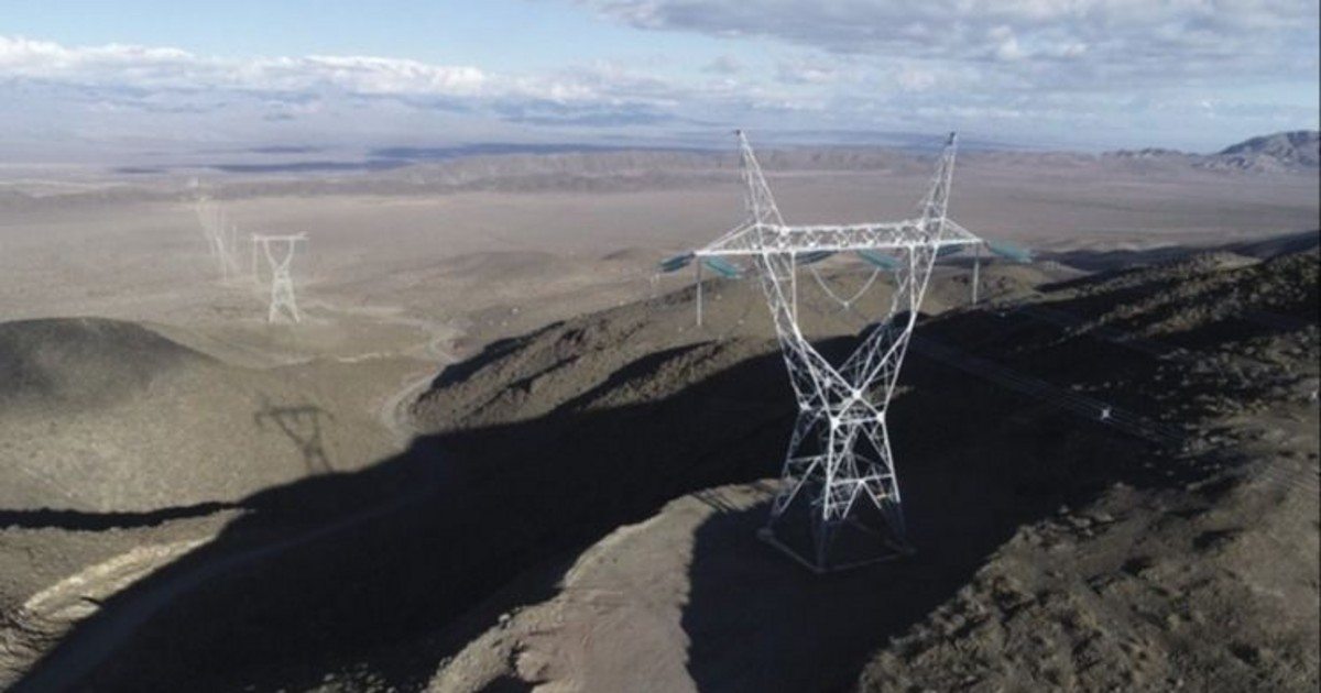 Torres y líneas eléctricas de alta tensión en un paisaje montañoso; imagen de archivo.