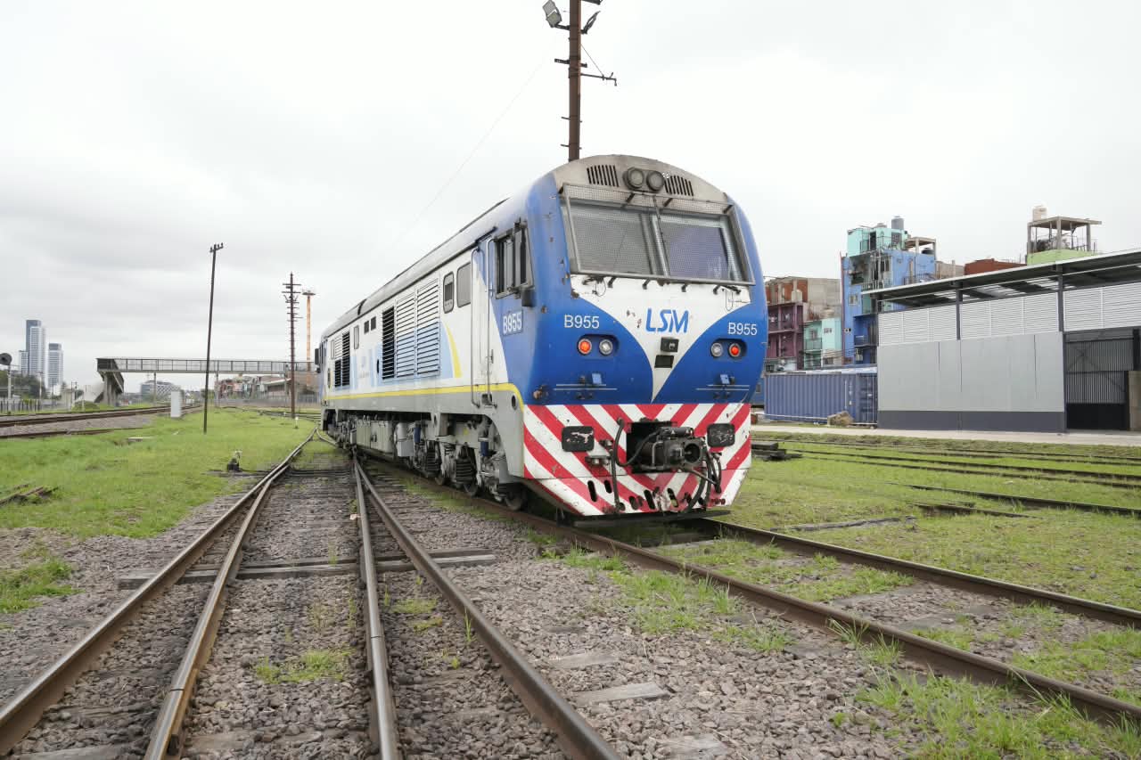 Locomotora B955 de la línea San Martín en el predio ferroviario de Retiro, imagen difundida por la Secretaría de Transporte con el anuncio del 23 de octubre de 2026.