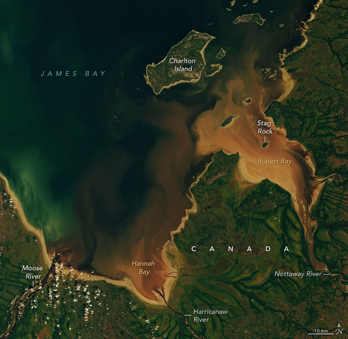 Imagen satelital real del 27 de septiembre de 2026: aguas oscuras y plumas de sedimentos en las bahías Rupert y Hannah, Canadá, con referencias cartográficas de NASA.