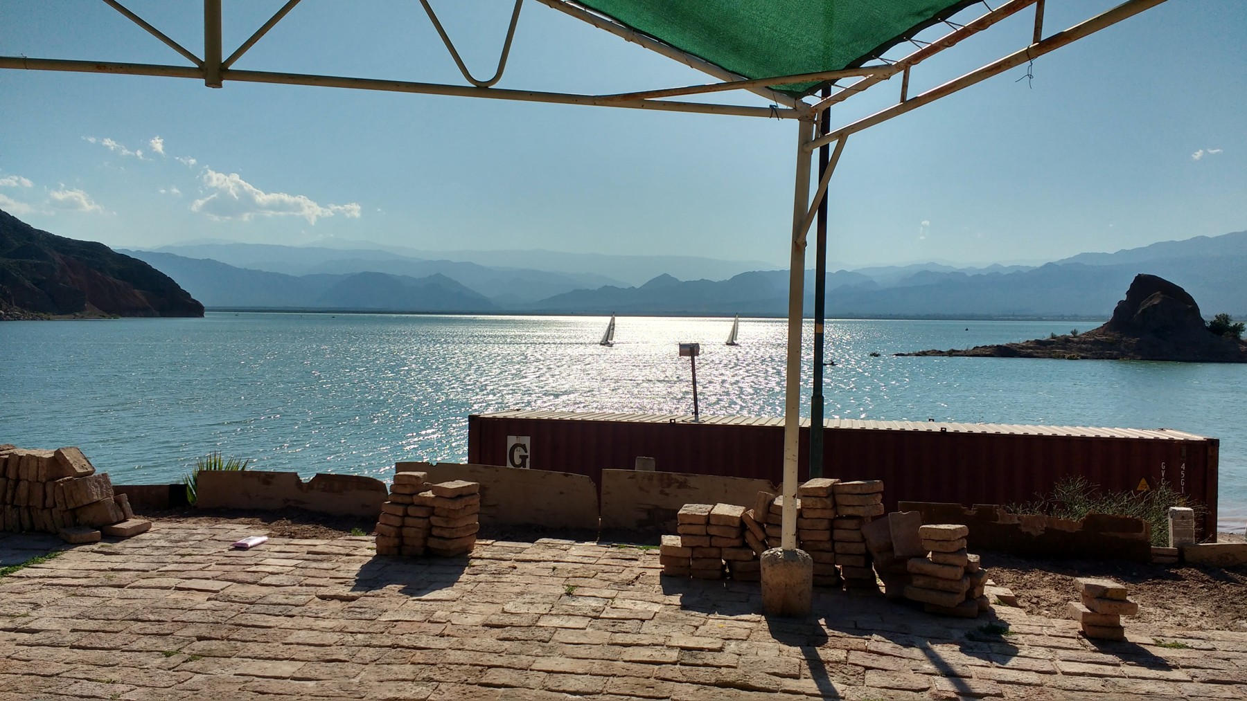 Vista del embalse de Ullum desde el complejo Vieja Bahía, en una fotografía de archivo del 24 de diciembre de 2016. No muestra las instalaciones actuales del camping de la UNSJ.