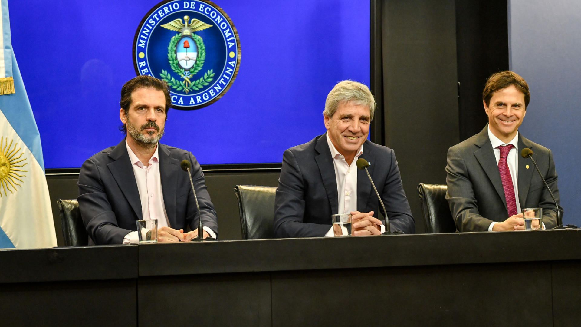 Luis Caputo en el centro, junto a autoridades del BCRA y del FGS durante la presentación del programa hipotecario el 26 de agosto de 2026. Foto de archivo.