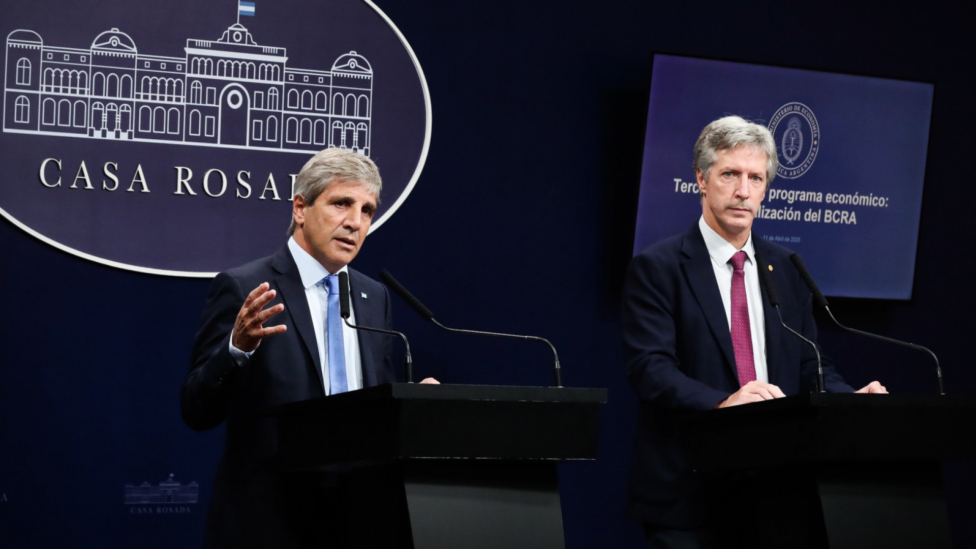 Luis Caputo y Santiago Bausili durante la conferencia de prensa del 11 de abril de 2025, al anunciar el programa con el FMI. Fotografía de archivo.
