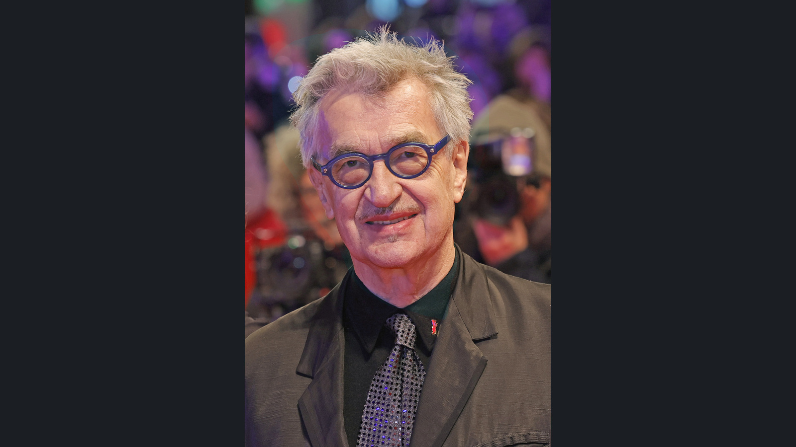 Fotografía de archivo de Wim Wenders en la Berlinale del 20 de febrero de 2024. No registra una visita a la Sala Lugones ni al ciclo argentino de 2026. Presentación 16:9 con fotografía completa y márgenes neutros.